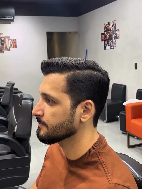 Cliente de perfil com o corte finalizado
