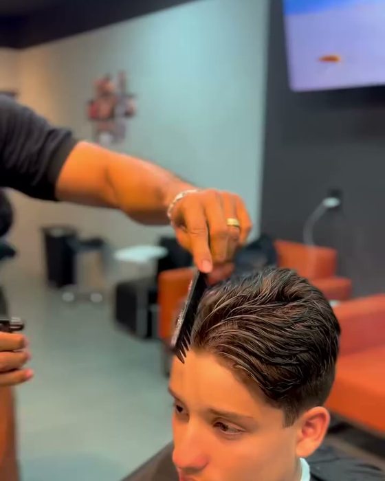 Cliente jovem com o cabelo finalizado