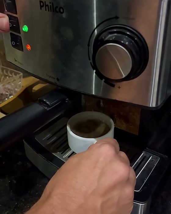 Máquina de café servindo um expresso
