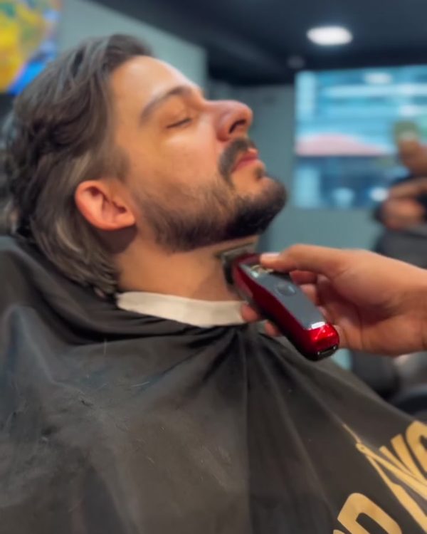Barba sendo aparada na máquina