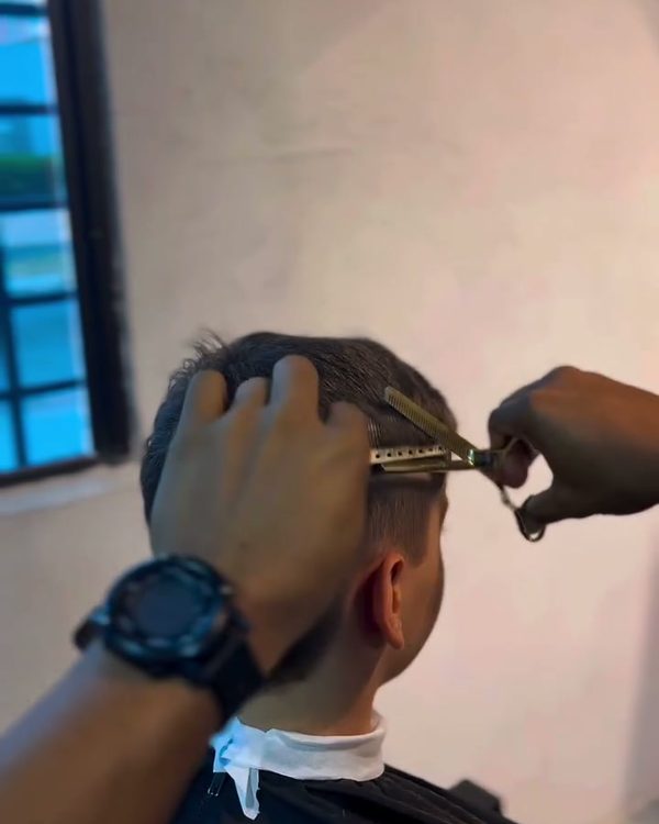 Menino cortando o cabelo na Bravo